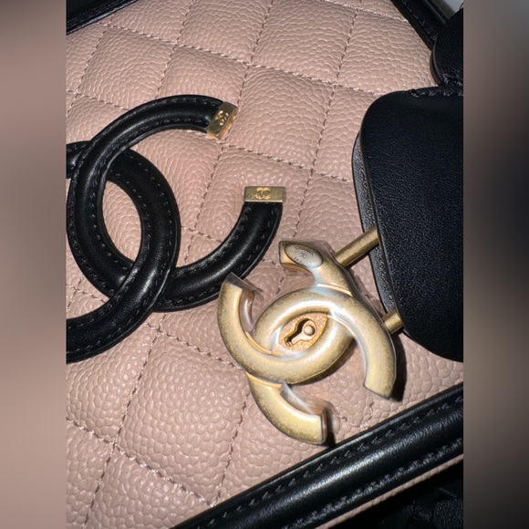 *SOLD*CHANEL Caviar Quilted Medium CC Filigree Vanity Case - NWT - Picture 3 of 12